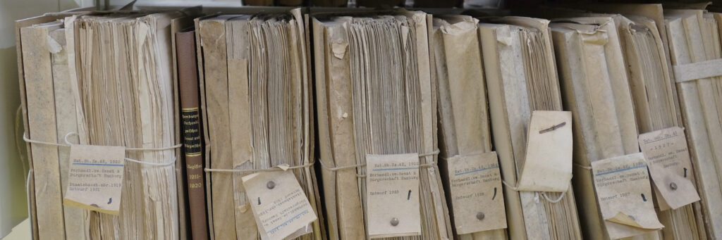 Header afbbelding van geordende papers