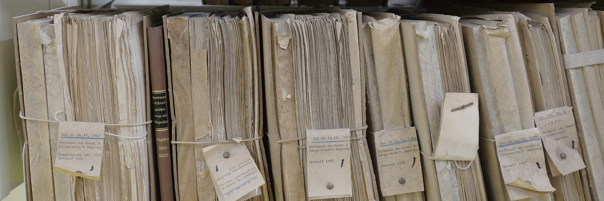 Header afbbelding van geordende papers
