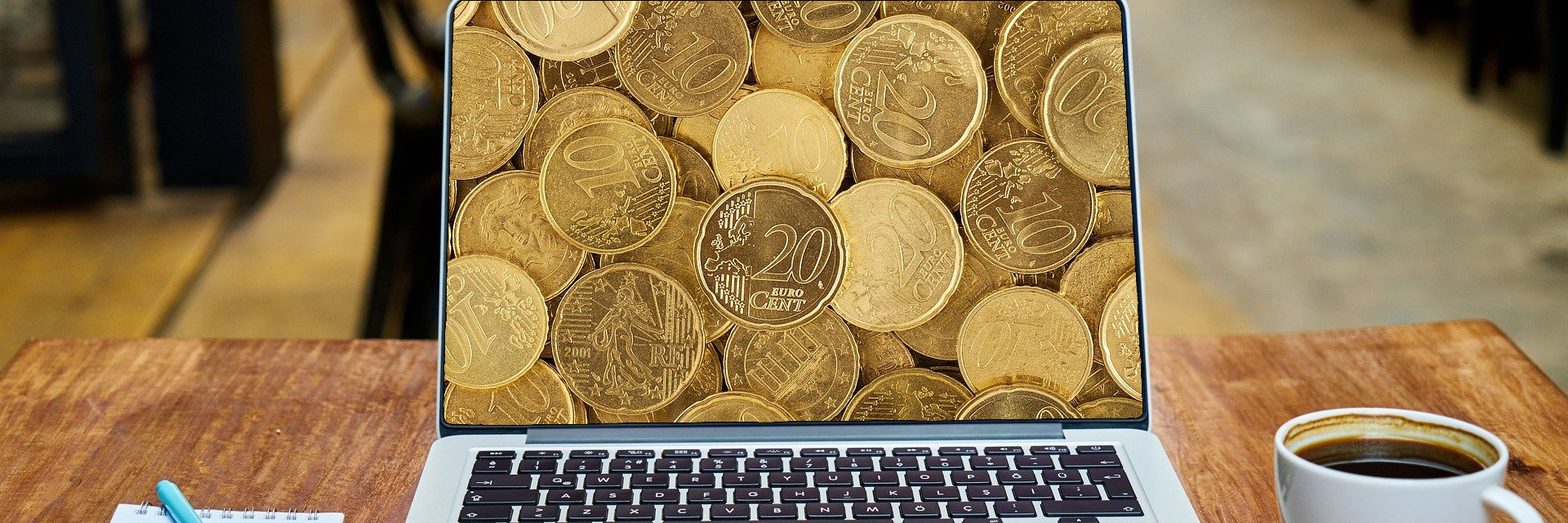 Header afbeelding van een laptop met geld op de achtergrond